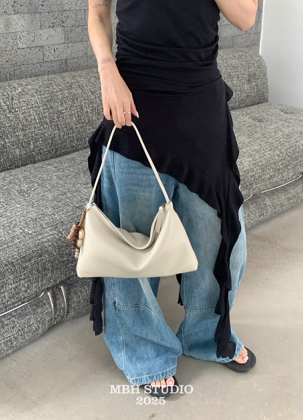 MBH Top Layer Cowhide Solid Color Minimalist Casual Versatile Large Capacity Commuter Shoulder Bag with Pendant - Image 3