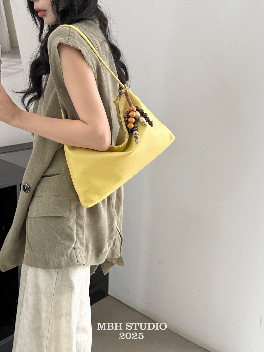 MBH Top Layer Cowhide Solid Color Minimalist Casual Versatile Large Capacity Commuter Shoulder Bag with Pendant - Image 2