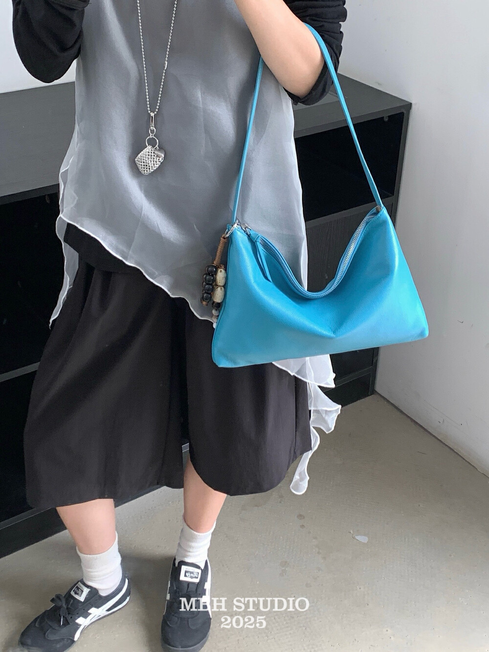 MBH Top Layer Cowhide Solid Color Minimalist Casual Versatile Large Capacity Commuter Shoulder Bag with Pendant
